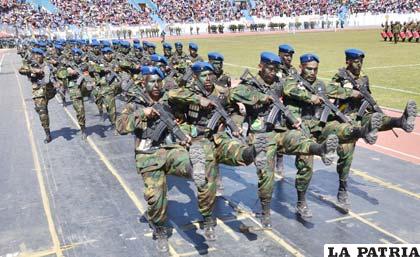 Imponente presencia de los militares del Batallón de Ingenieros VII “Sajama”