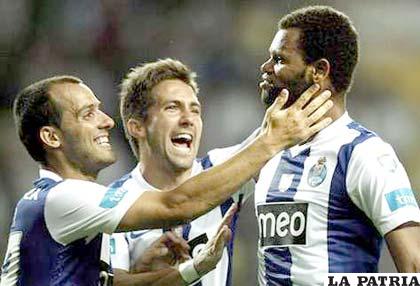 Jugadores del Oporto, celebran el triunfo