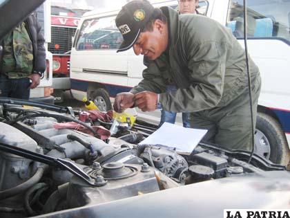Vehículos son sometidos a riguroso control en proceso de saneamiento en Oruro