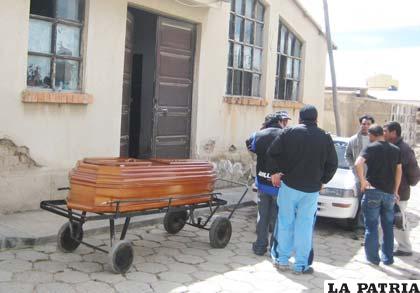 Familiares esperan en la puerta de la morgue
