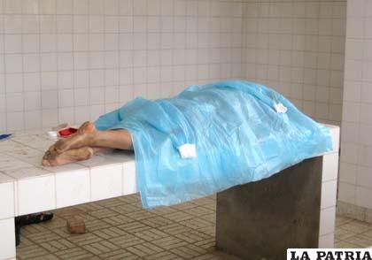 Cuerpo de la víctima después de la autopsia