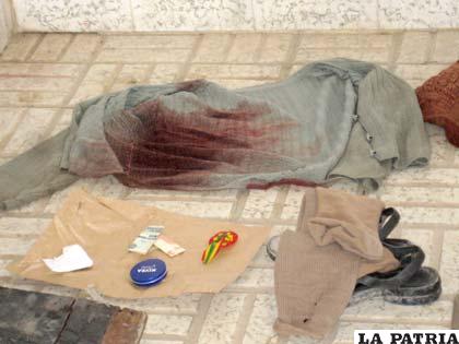 Prenda manchada de sangre por las heridas causadas