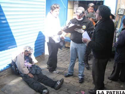 Personal de Homicidios en el levantamiento legal del cadáver