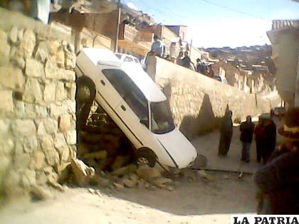 Así quedó el vehículo que se encunetó por desperfectos mecánicos