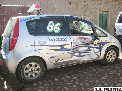 Radio taxi que recibió el impacto