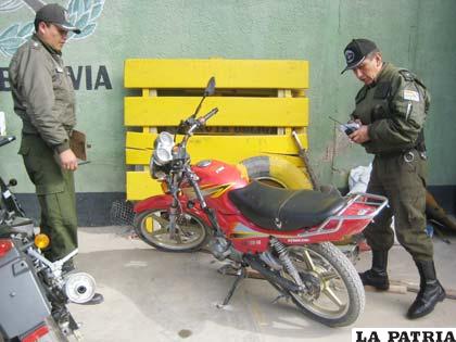 Efectivos policiales junto a la motocicleta siniestrada