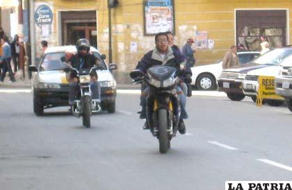 El motociclista y su acompañante, infractores por no circular por la derecha