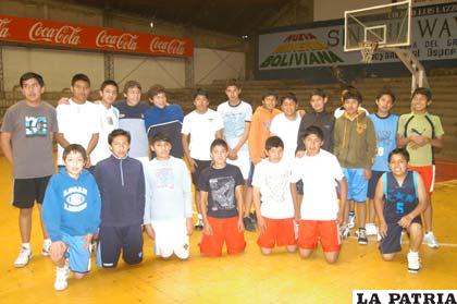 Jugadores de la selección orureña de basquetbol U-14