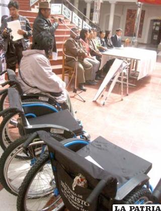 Personas con discapacidad recibieron donación de sillas de ruedas, bastones y burritos de apoyo además de alimentos
