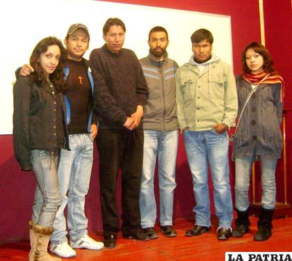 Parte del elenco de teatro Espuac que representará a Oruro en un concurso nacional