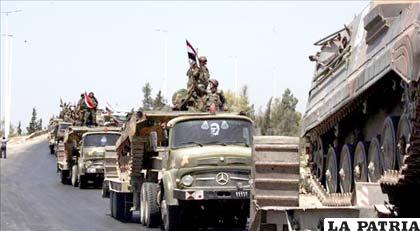 Tanques del Ejército sirio retirándose de Hama