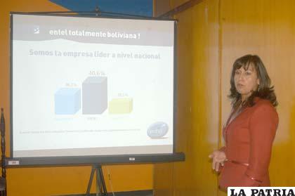 Vanessa García Arce, gerente regional de Entel, en la explicación