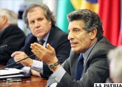 El ex vicepresidente argentino y nuevo secretario general de la (Aladi), Carlos Álvarez (d), en la XVI Reunión del Consejo de Ministros de la Asociación