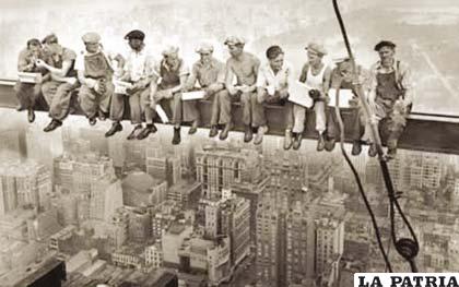 Célebre fotografía de obreros de la construcción en Chicago