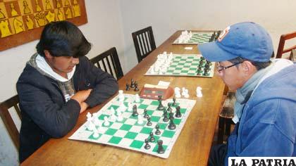 Los deportistas Mendoza y Gutiérrez, disputan una partida de ajedrez
