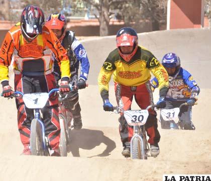 Oscar Flores imparable en el bicicross