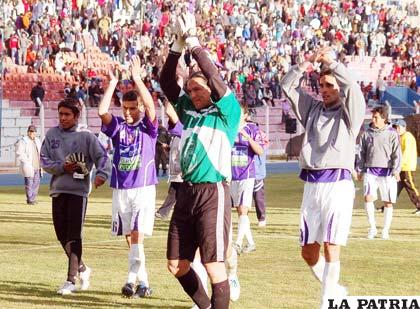 Jugadores de Real Potosí, festejan la clasificación a la final de la Copa AeroSur del Sur