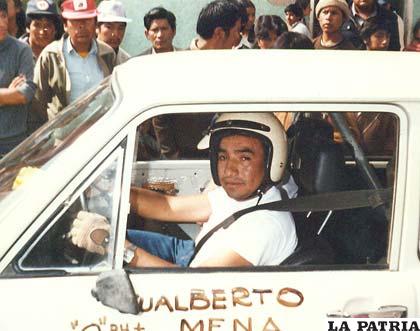 Gualberto Mena González en su coche de competencia