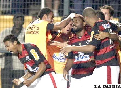 Jugadores del Flamengo celebran el empate