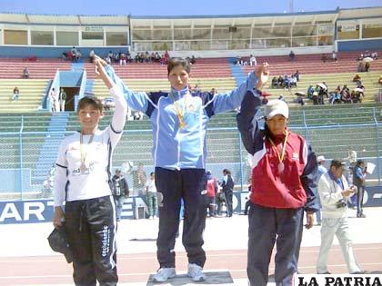 Hilaria Patzi con la medalla de Oro en 3.000 obstáculos