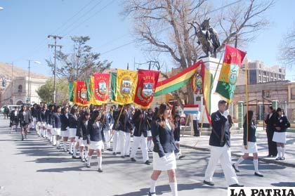 Desfile de la Bolivianidad del Colegio Anglo Americano, fortalece valores cívicos en niños y jóvenes