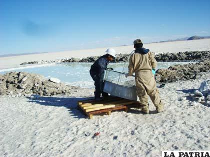 Piscinas de evaporación en el salar de Uyuni, donde se encuentra el 70% de la reserva mundial de litio