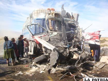 El bus que iba de Potosí a Oruro quedó irreconocible