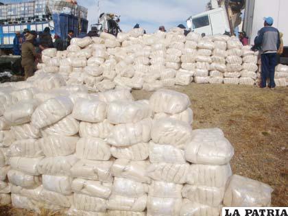 Las bolsas de arroz fueron levantadas a un lado del camino