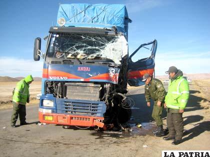 Personal de Accidentes junto a uno de los camiones siniestrados