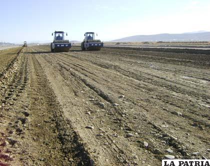Construcción del aeropuerto internacional “Juan Mendoza” tiene un retraso del 18% según cronograma