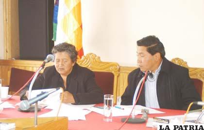 La concejala Laura Lima del MAS (izquierda), denunciada por maltrato a funcionarios del Concejo Municipal
