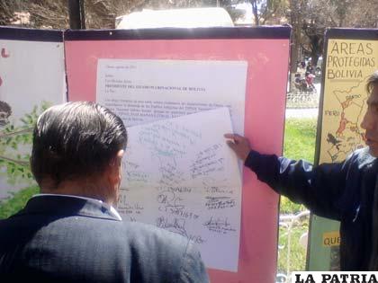 La firma del extenso documento en defensa de áreas protegidas se realiza en la Plaza Principal 10 de Febrero