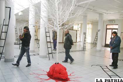 La exposición “Sombra y Materia”, muestra facetas distintas de arte trabajado por Jaime Achocalla