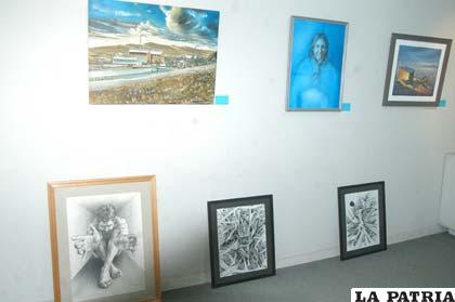 Obras de arte en la exposición y subasta de arte en pared, inaugurada ayer