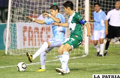Carlos Barba intenta dominar el balón