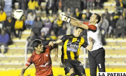 Mauro Machado despeja con los puños