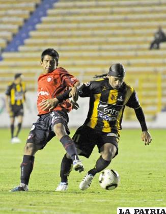 Regis de Souza intenta dominar el balón
