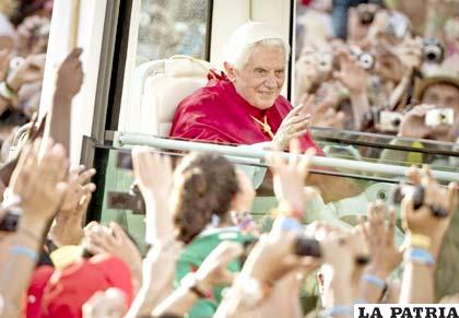 El Papa Benedicto XVI fue recibido por una multitud de jóvenes en Madrid
