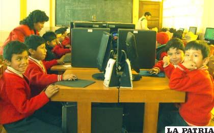 Estudiantes de la Escuela “España”, gozando de las bondades del internet