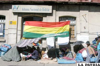 En inmediaciones de la Aduana Interior Oruro propietarios de vehículos con sentencia ejecutorial sostienen huelga de hambre durante cinco días