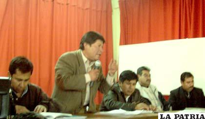Representantes del Ministerio de Educación, la Junta Nacional de Padres de Familia y la Junta de Distrito Escolar de Oruro, reunidos ayer en el Colegio