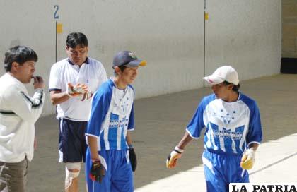 Pelotaris orureños, se alistan para torneo nacional en Sucre