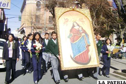 Estudiantes de colegio en procesión con la Imagen de la Virgen del Socavón