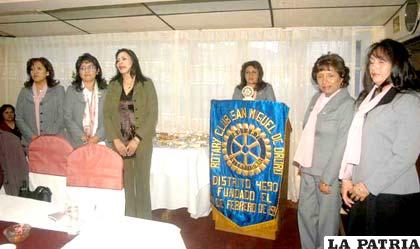 En la foto el directorio del comité de Damas del Rotary Club San Miguel de Oruro Gestión 2011 -2012, presidido por la señora Silvia Urey de Gonzales