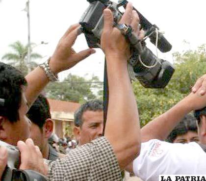 Periodistas “reciben ataques en la dictadura y en la democracia”