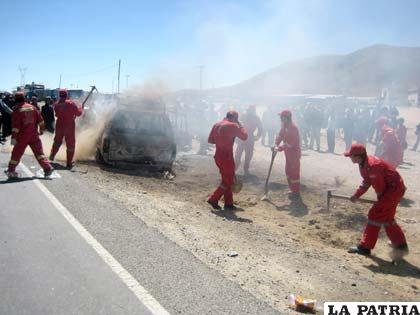 Bomberos utilizaron tierra para apagar el siniestro