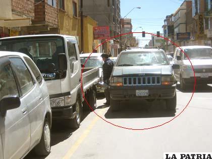 Vehículo estacionado en doble fila