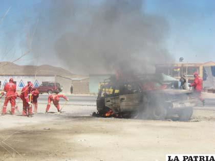 Bomberos utilizan tierra para sofocar el fuego