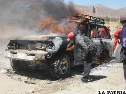 Un ciudadano apaga el fuego con una gaseosa