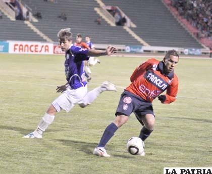 Marcos Ovejero intenta dominar el balón